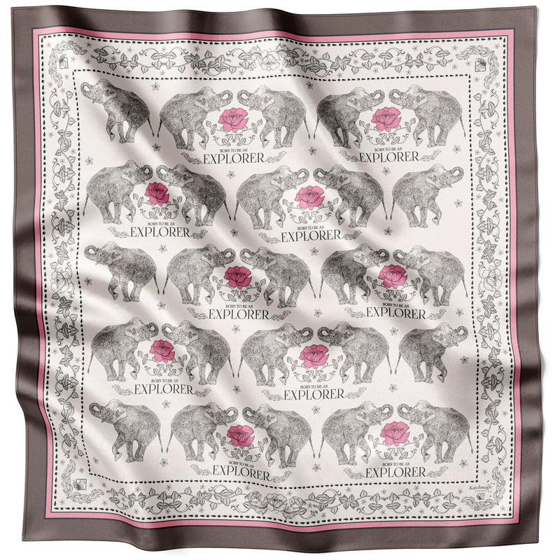 Cremefarbenes Elephant Odyssey Seidentuch flach ausgelegt mit Elefantenmotiv, Schriftzug und Bordüre