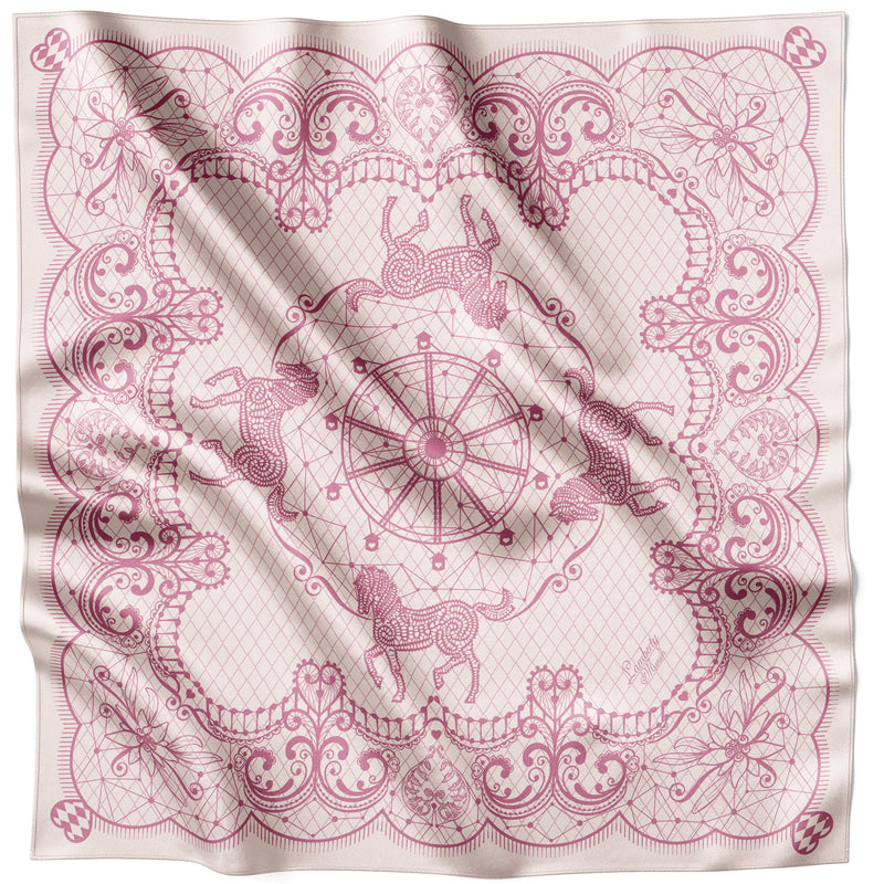 Roséfarbenes Horse Festivity Seidentuch 70 × 70 cm flach ausgelegt mit Spitzen- und Pferdemotiv
