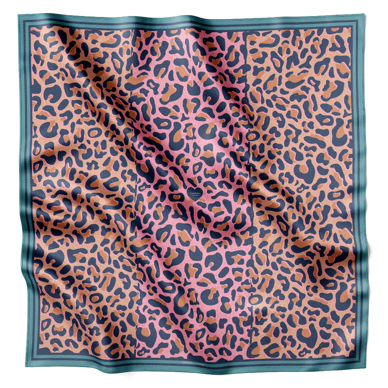 Leopard In Colour Seidentuch 90 × 90 cm flach ausgelegt mit kontrastierender Bordüre