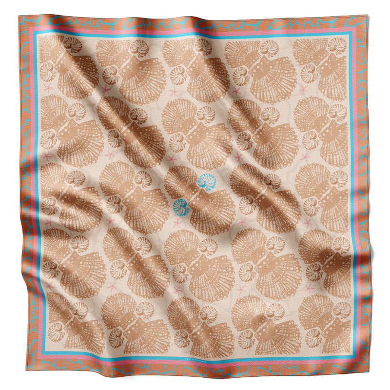 Beiges Silky-Sea-Shells Seidentuch flach ausgelegt mit sandfarbenen Muscheln auf Creme und türkis-terracottafarbener Bordüre