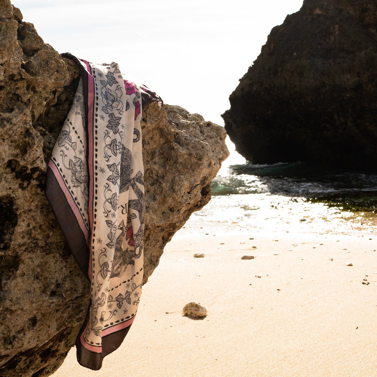 Tuch 90 Elephant Odyssey: A Journey on a Silk Scarf