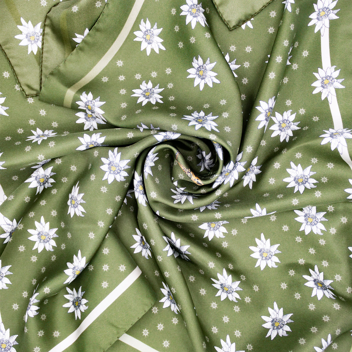Detail des olivfarbenen Alpine Edelweiss Seidentuchs mit Edelweißdruck und Bordüre