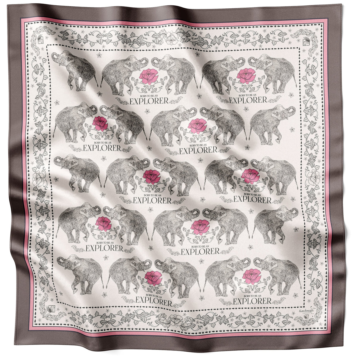 Cremefarbenes Elephant Odyssey Seidentuch flach ausgelegt mit Elefantenmotiv, Schriftzug und Bordüre
