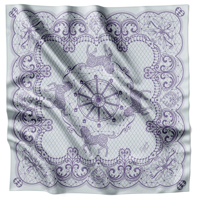 Blaues Horse Festivity Seidentuch 70 × 70 cm flach ausgelegt mit Spitzen- und Karussellmotiv