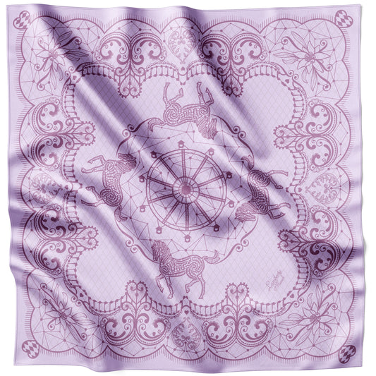 Lilafarbenes Horse Festivity Seidentuch 70 × 70 cm flach ausgelegt mit Spitzen- und Pferdemotiv