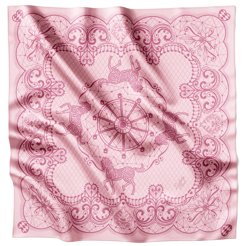 Pinkfarbenes Horse Festivity Seidentuch 70 × 70 cm flach ausgelegt mit Spitzen- und Pferdemotiv