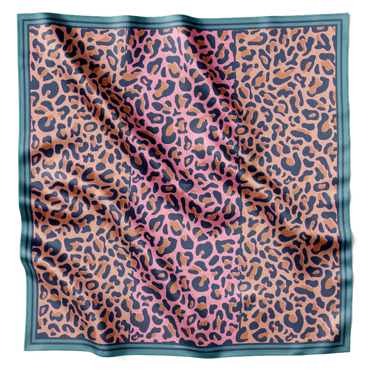 Leopard In Colour Seidentuch 90 × 90 cm flach ausgelegt mit kontrastierender Bordüre
