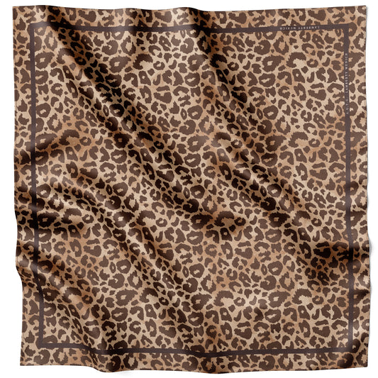 Sandfarbenes Leopard Savannah Seidentuch 70 × 70 cm flach ausgelegt mit gerahmter Bordüre