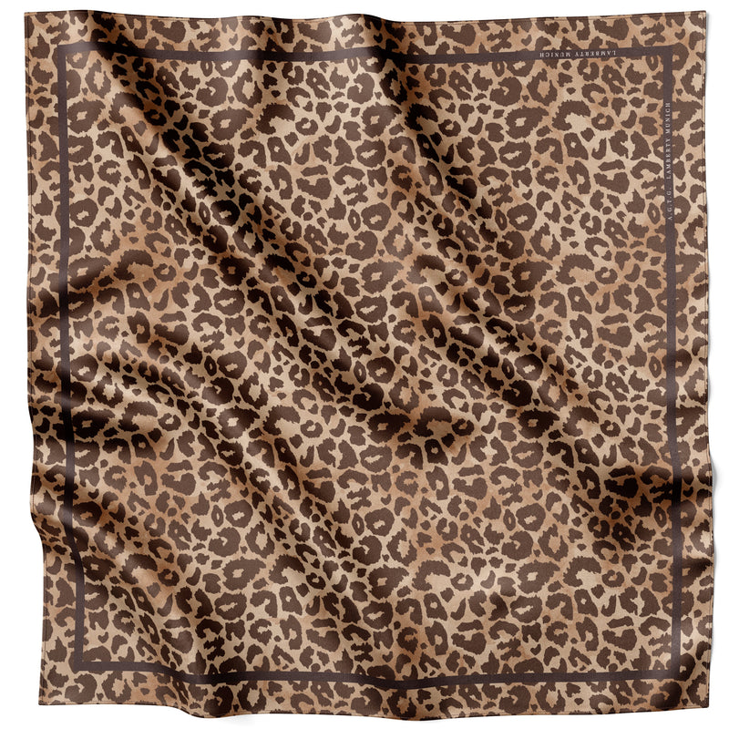 Sandfarbenes Leopard Savannah Seidentuch 70 × 70 cm flach ausgelegt mit gerahmter Bordüre