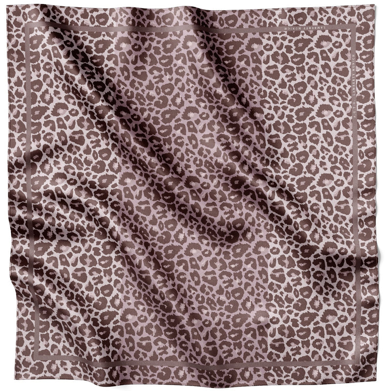 Taupefarbenes Leopard Savannah Seidentuch flach ausgelegt mit taubengrauem Schneeleopardenmuster