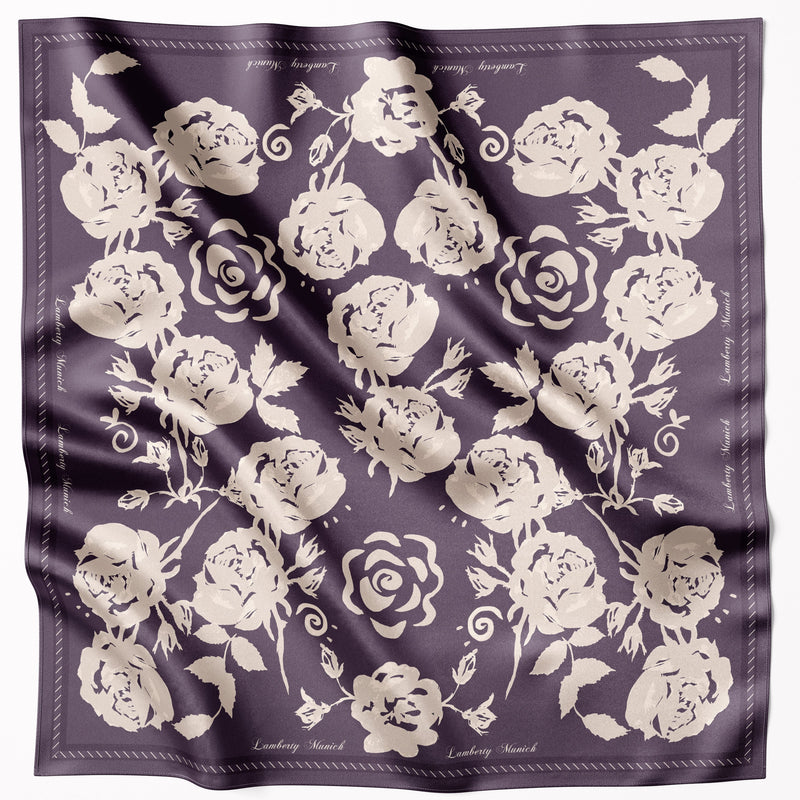 Violettes Midnight Rose Seidentuch flach ausgelegt mit cremefarbenen Rosen und Schriftzug
