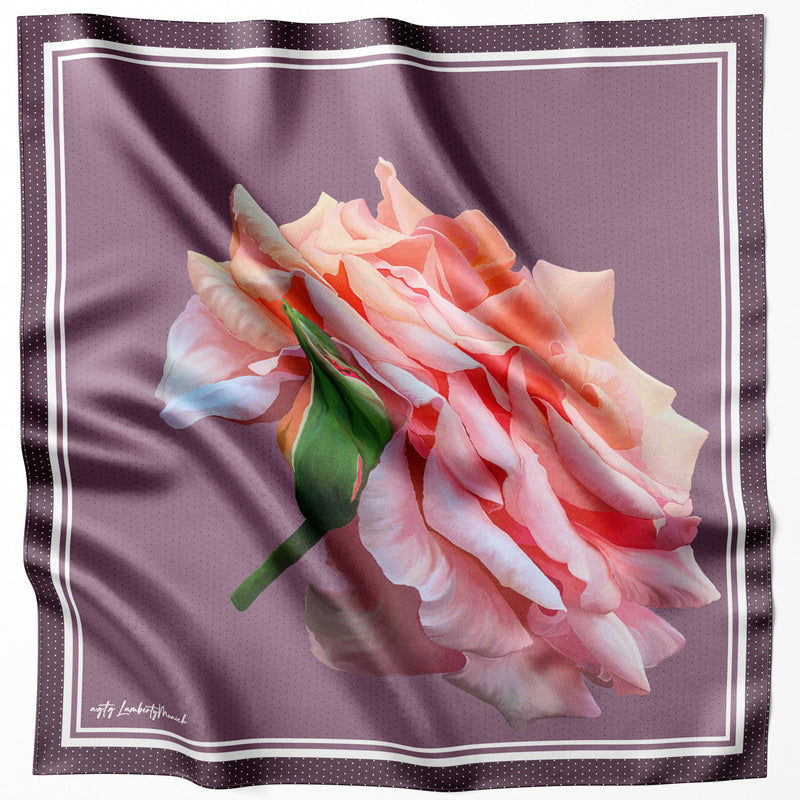 Violettes Oversized Rose Seidentuch flach ausgelegt mit einer großen Rose auf mauvefarbenem Grund