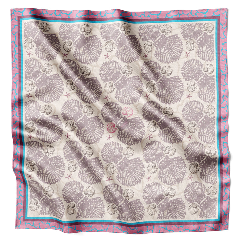 Lilafarbenes Silky-Sea-Shells Seidentuch flach ausgelegt mit Muscheldesign und gestreifter Bordüre