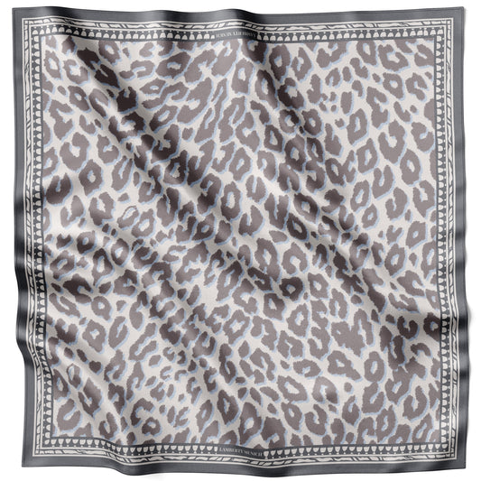 Graues Smooth Cheetah Seidentuch 70 × 70 cm flach ausgelegt mit gemusterter Bordüre