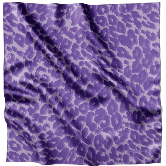 Fliederfarbenes Smooth Cheetah Seidentuch 70 × 70 cm flach ausgelegt mit vollständigem Gepardenmuster
