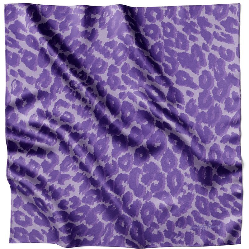 Fliederfarbenes Smooth Cheetah Seidentuch 70 × 70 cm flach ausgelegt mit vollständigem Gepardenmuster