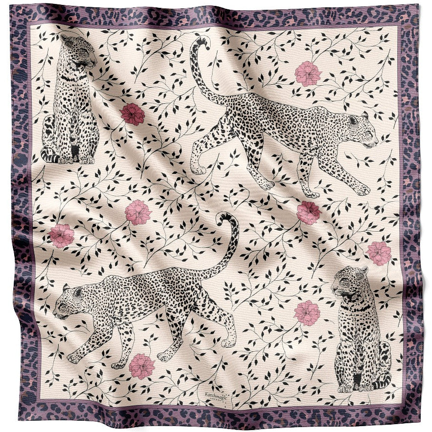 Beiges Graceful Leopard Seidentuch 90 × 90 cm flach ausgelegt mit vollständig sichtbarem Muster