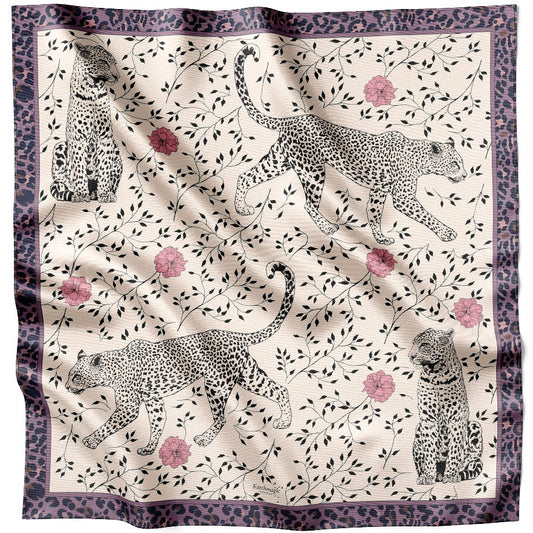 Beiges Graceful Leopard Seidentuch 90 × 90 cm flach ausgelegt mit vollständig sichtbarem Muster