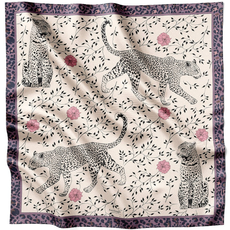 Beiges Graceful Leopard Seidentuch 90 × 90 cm flach ausgelegt mit vollständig sichtbarem Muster