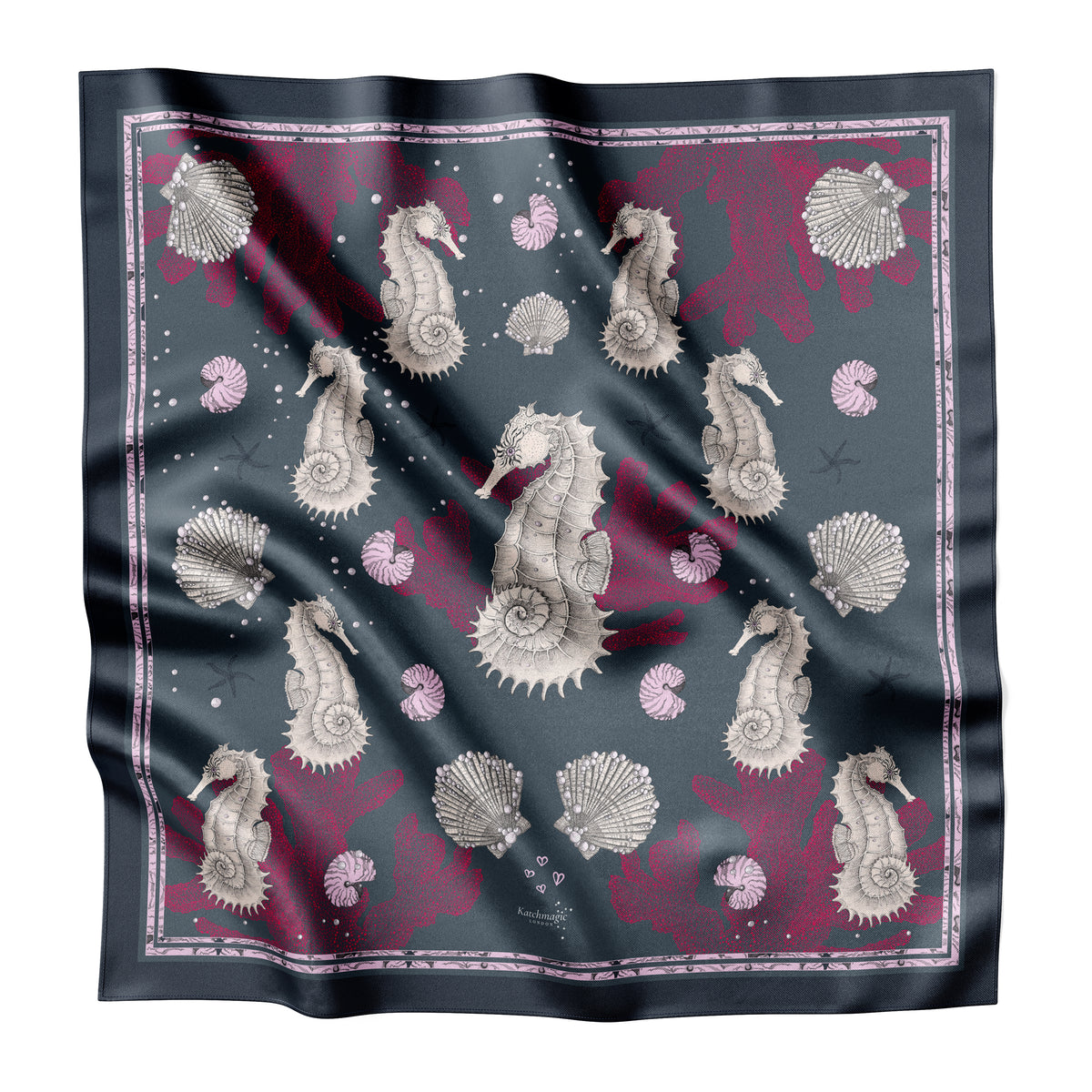 Marineblaues Seahorses & Corals Seidentuch flach ausgelegt mit Seepferdchen und Muschelmotiv