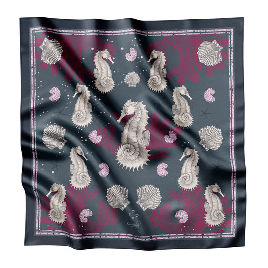 Marineblaues Seahorses & Corals Seidentuch flach ausgelegt mit Seepferdchen und Muschelmotiv